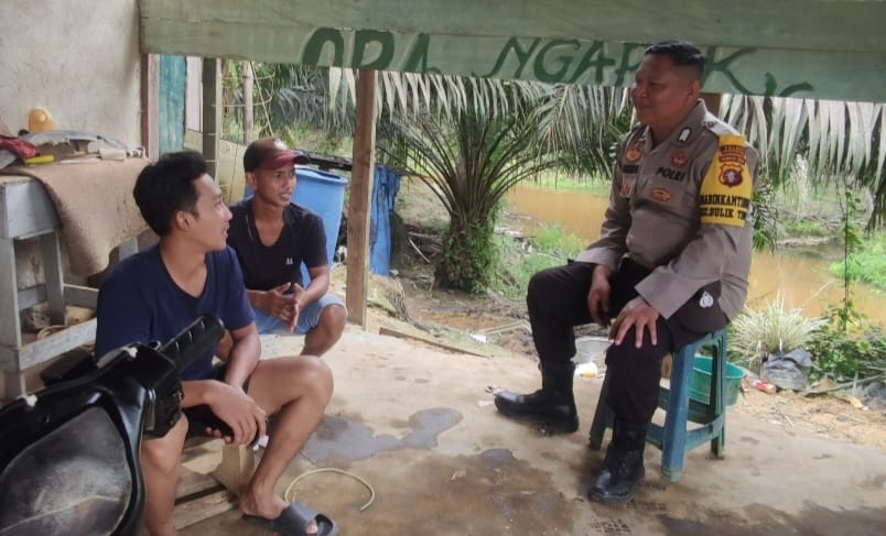 Bhabinkamtibmas Polsek Bulik Sambang dan Jalin Silaturahmi dengan Warga Desa Binaan