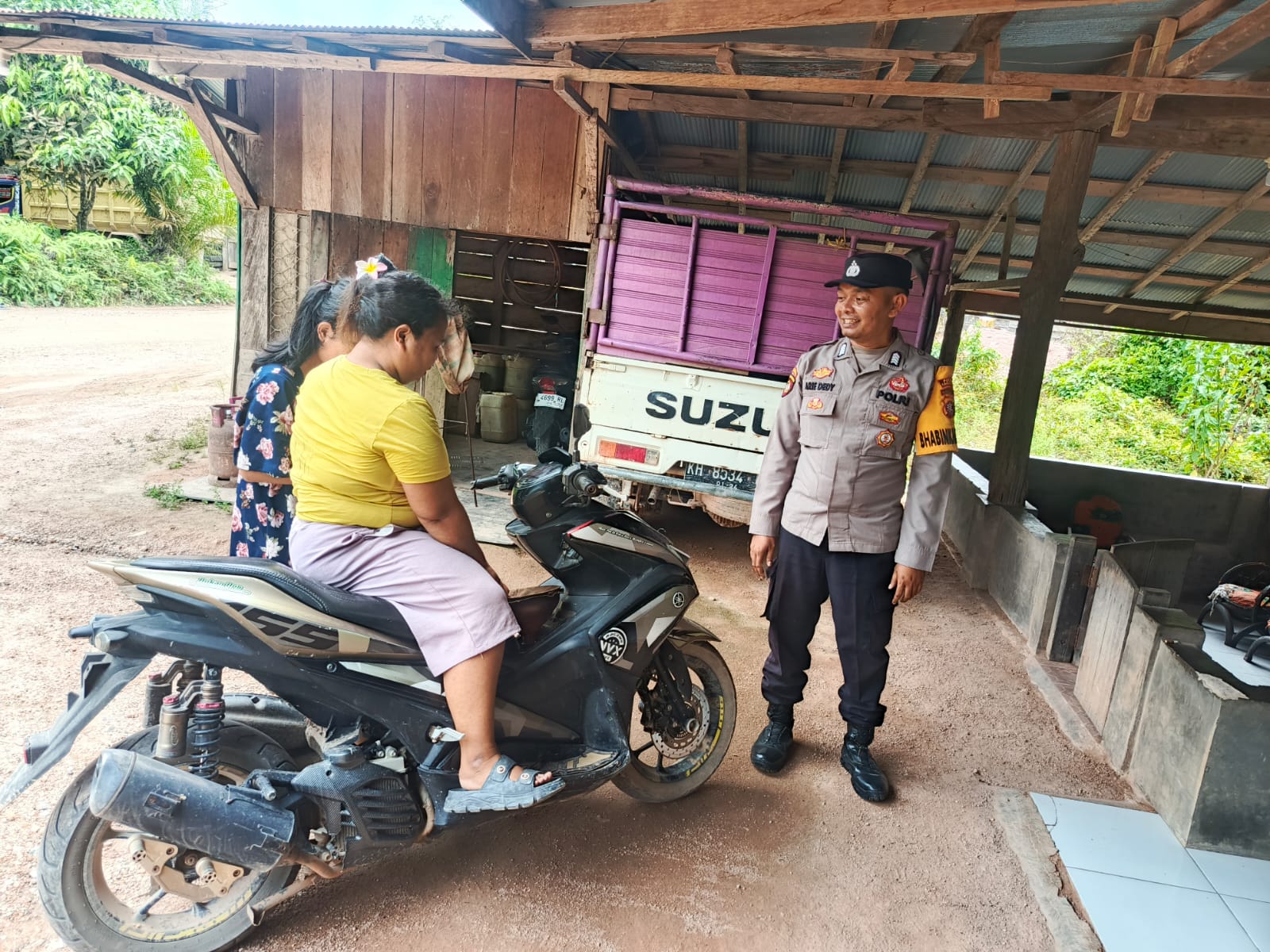 Piket Polsek Lamandau Sambangi Warga, Imbau Pengendara Lebih Berhati-hati di Jalan