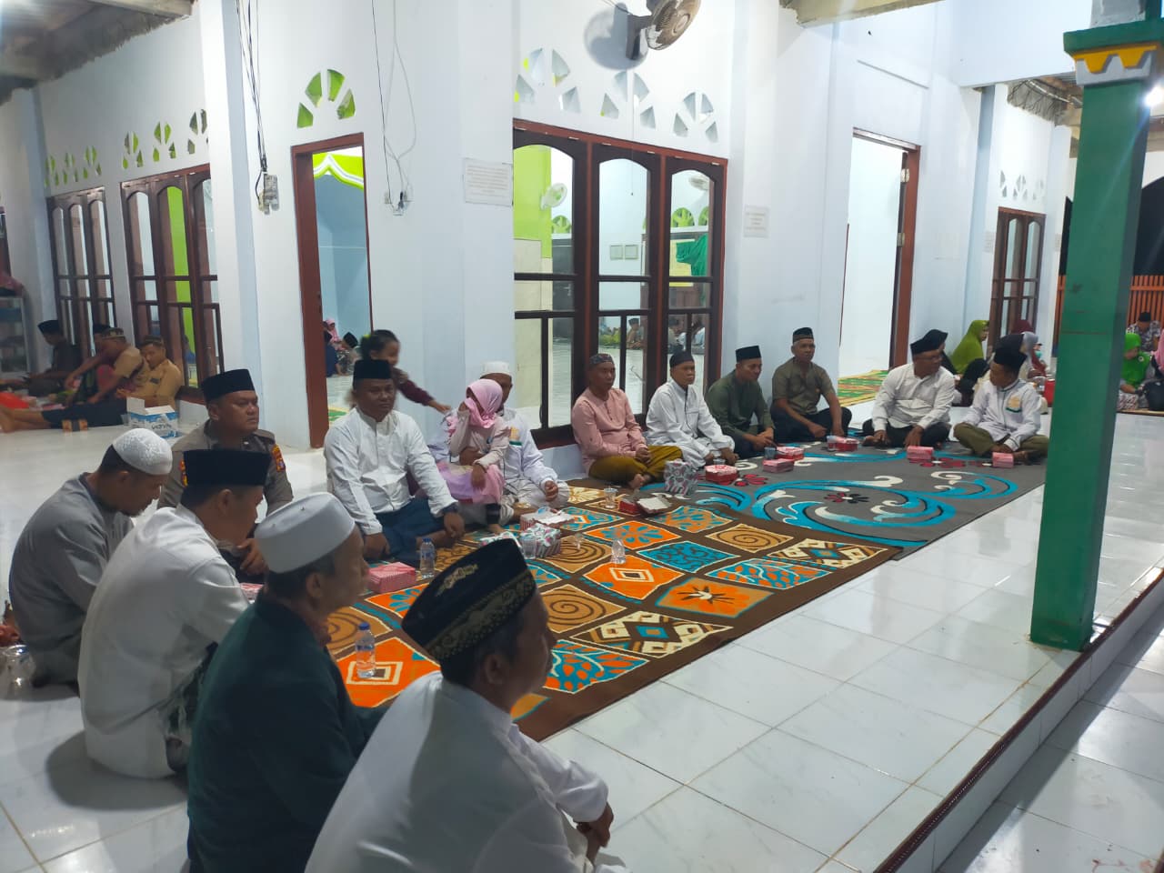 Bhabinkamtibmas Polsek Bulik Ikuti Pengajian Umum di Mushola Daarussa’adah Desa Bukit Jaya