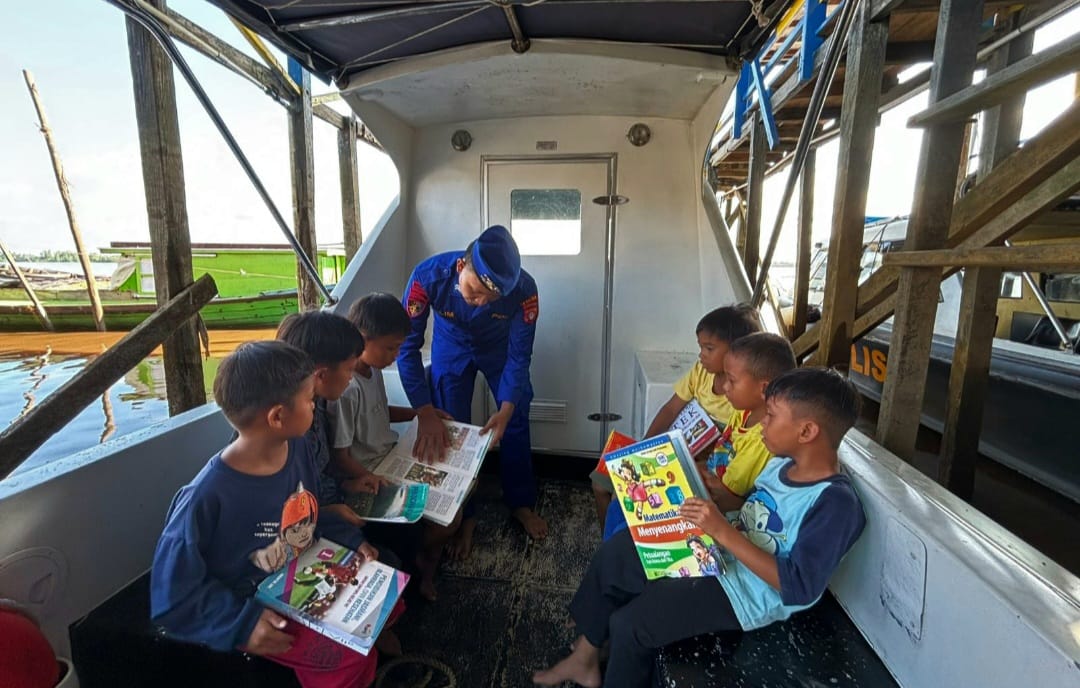 Personil Kapal XVIII-1006 Ditpolairud Menerima Kunjungan Belajar Anak-Anak Persisir Pegatan Hulu Das Katingan.