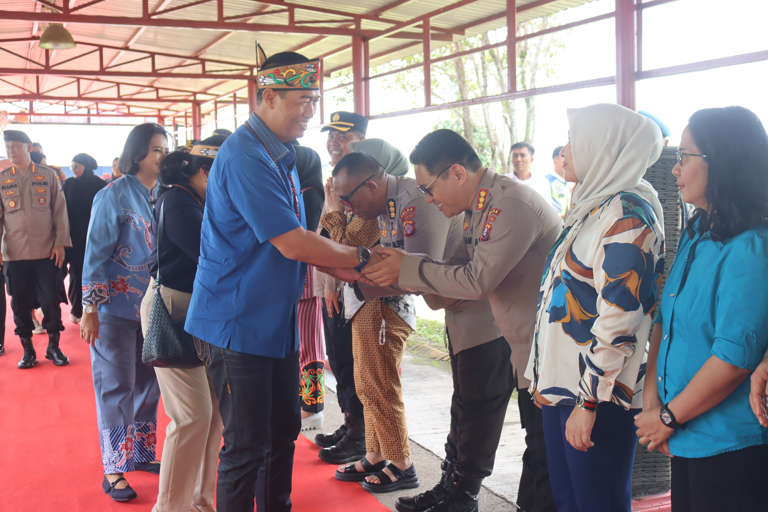 Bersama Pejabat Utama, Kapolda Kalteng Sambut Kedatangan Wakapolda Baru Brigjen Yosi Muhamartha