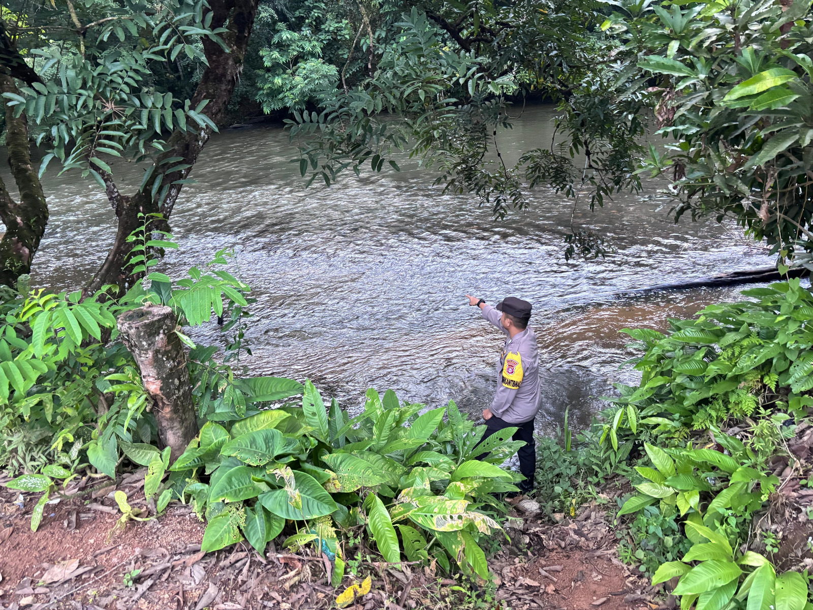 Piket Polsek Delang cek debit air DAS Delang