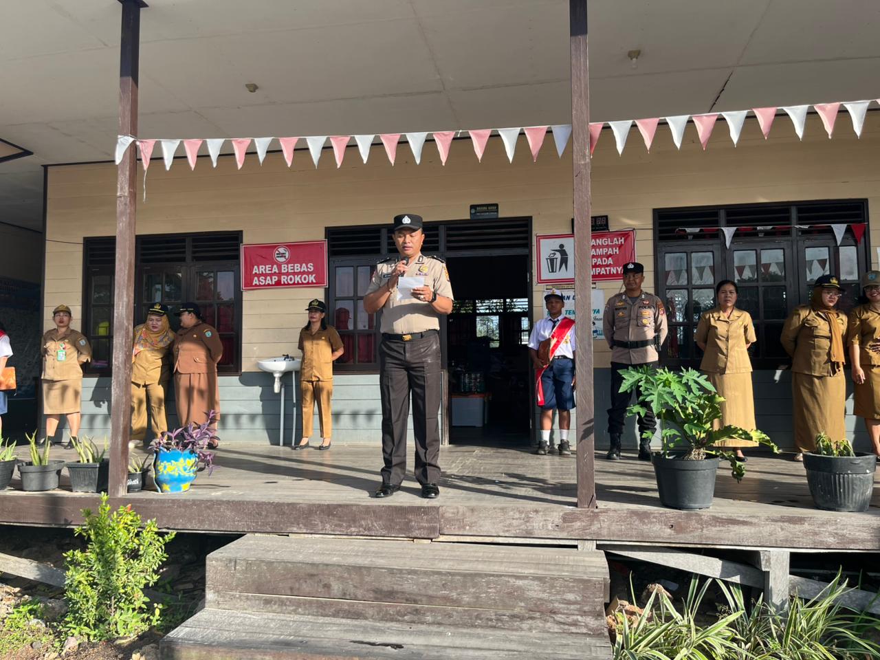Sat Binmas Polres Lamandau Jadi Pembina Upacara di SMPN 4, Berikan Edukasi Cegah Bullying dan Bolos Sekolah