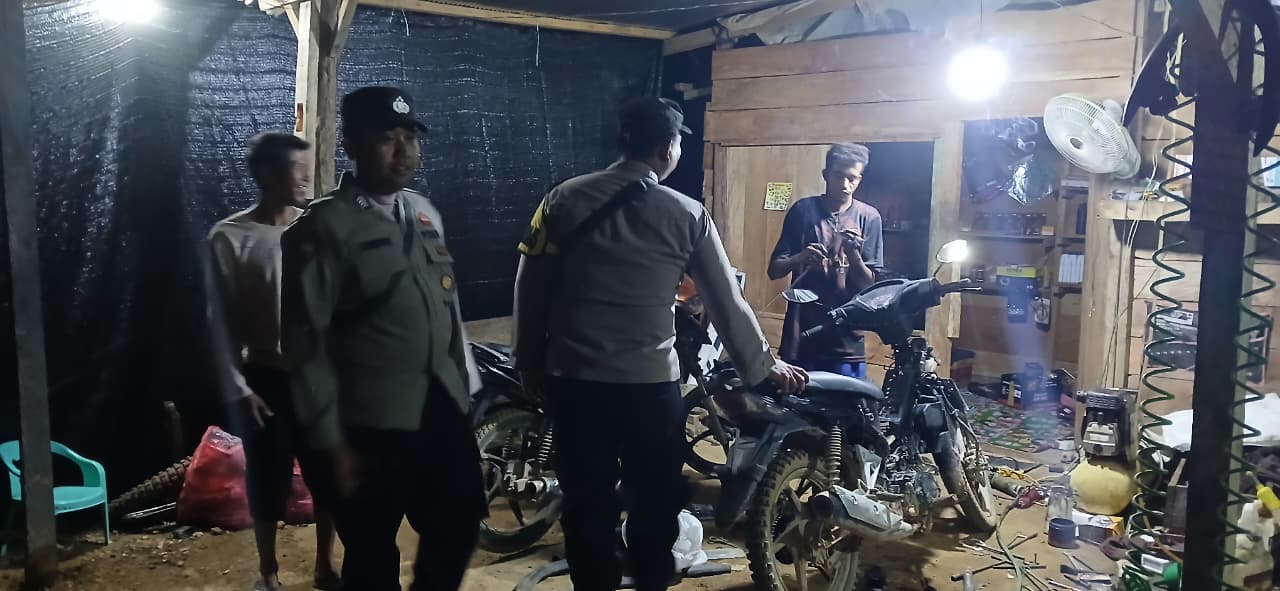Personel Piket Polsek Lamandau Sambangi Masyarakat yang Bekerja di Bengkel