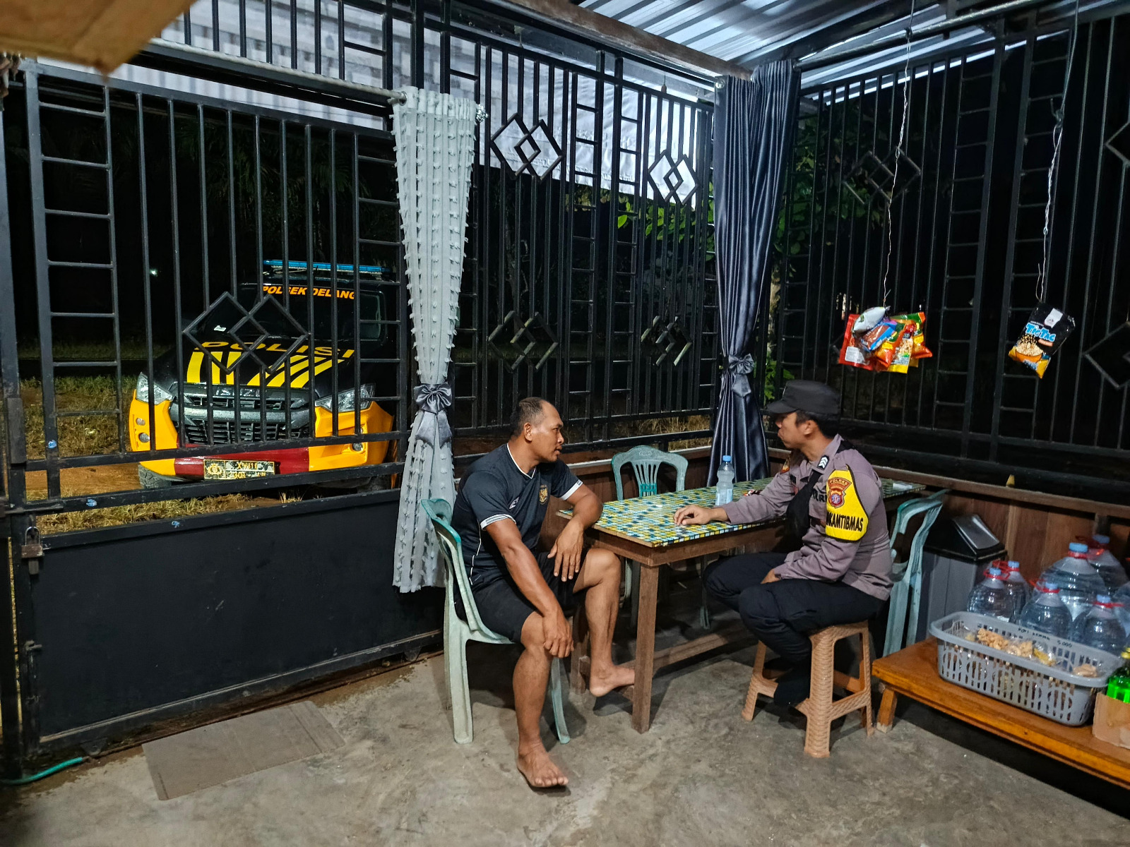 Piket Polsek Delang Sosialisasikan Tentang Layanan Hotline 110 kepada Masyarakat