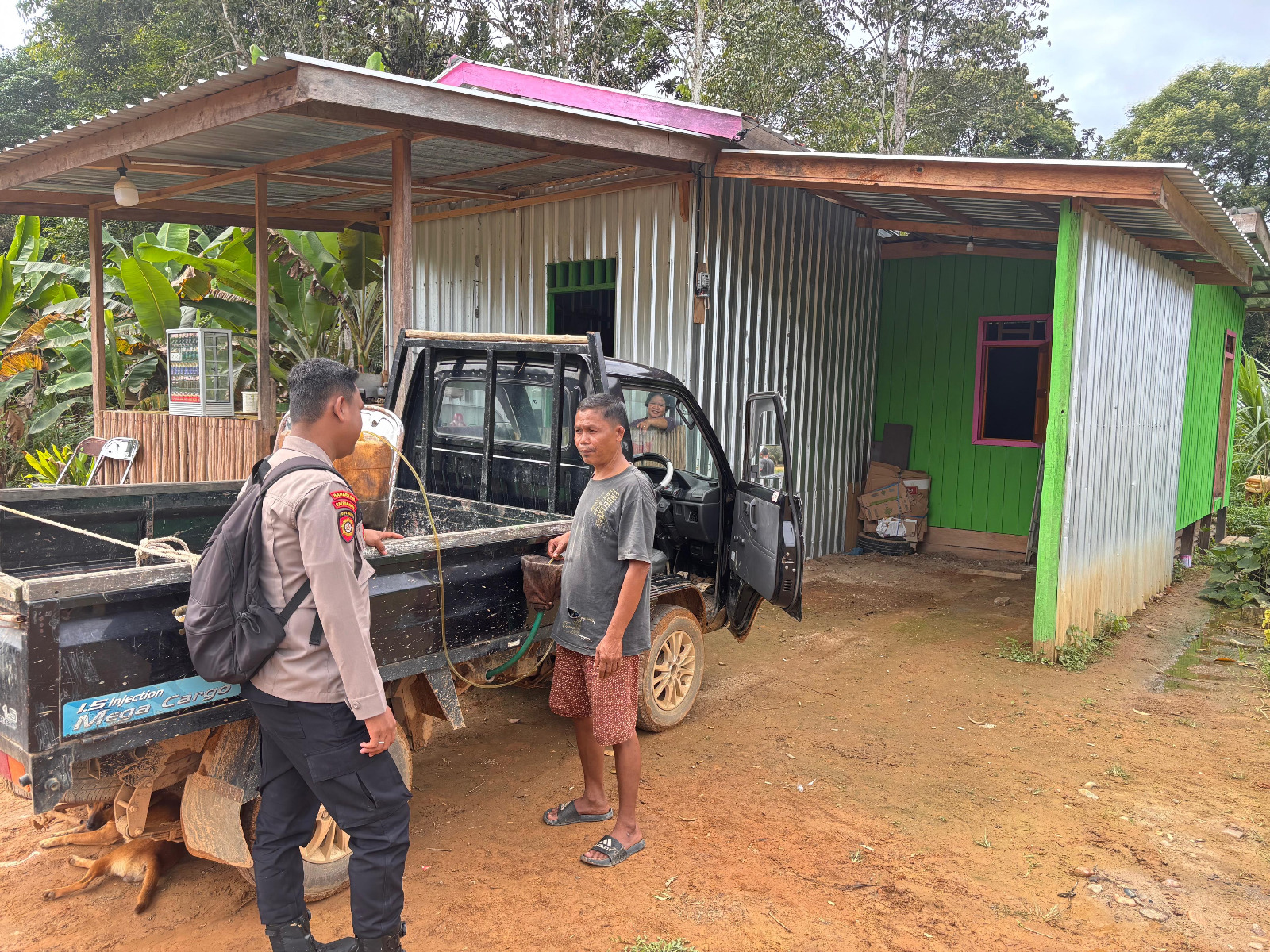 Piket Polsek Delang melaksanakan Silaturahmi ke warga masyarakat
