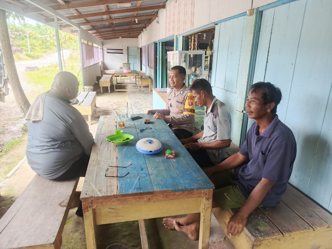 Bhabinkamtibmas Sosialisasikan Layanan Hotline 110 kepada Masyarakat