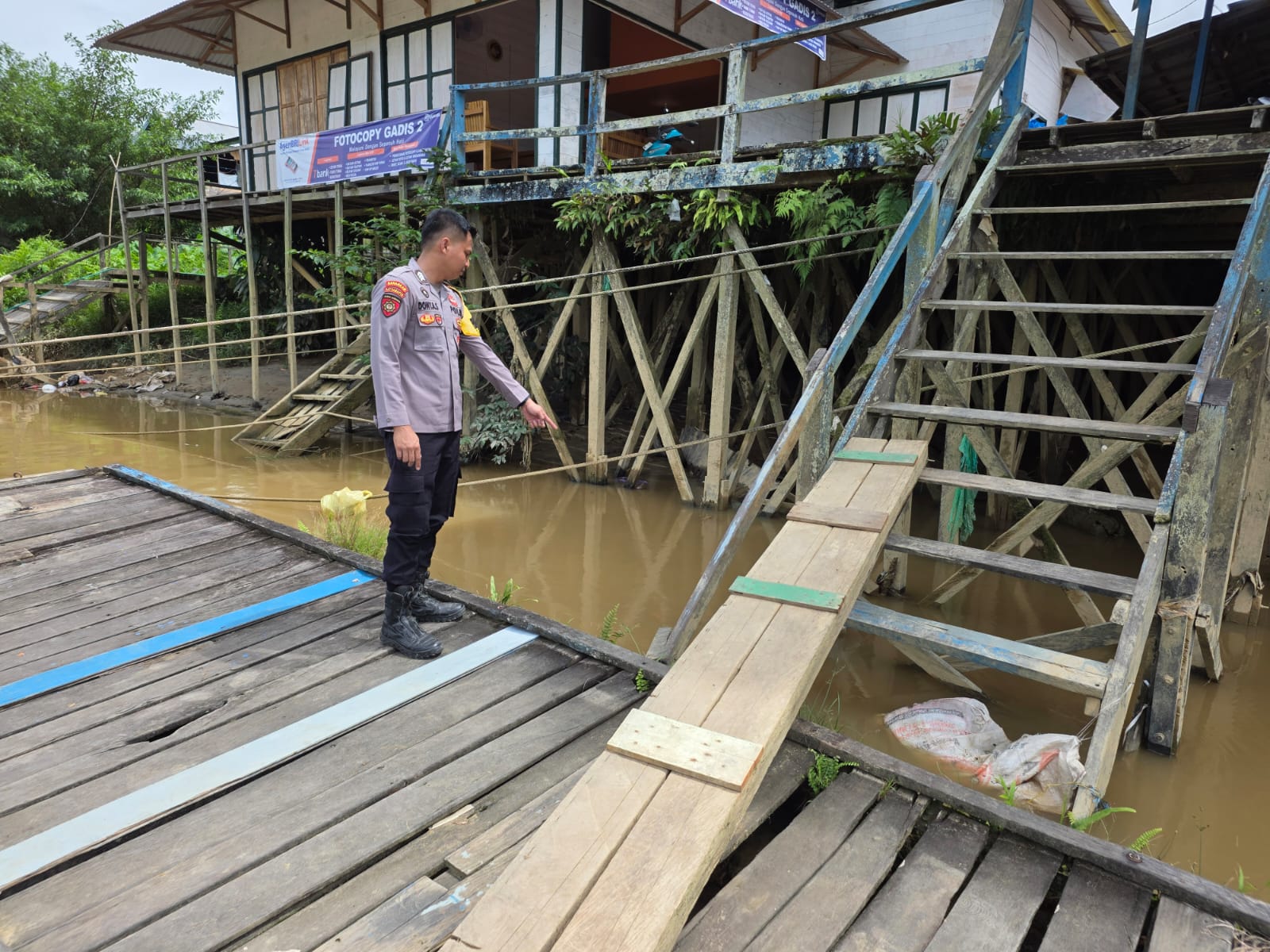 Antisipasi Bencana Banjir, Personil Polsek Marikit Pantau Debit Air DAS Katingan.