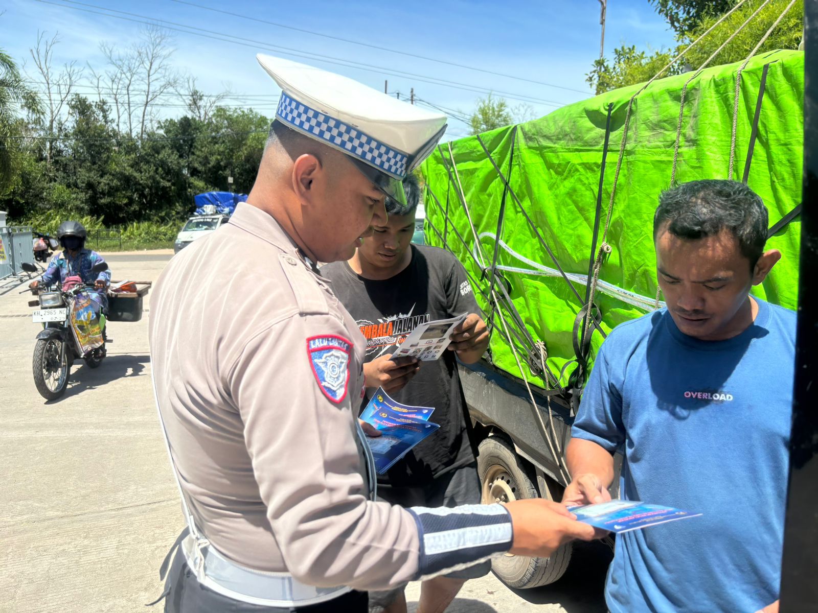 Pembagian Brosur Keselamatan Berlalu Lintas Kepada masyarakat.