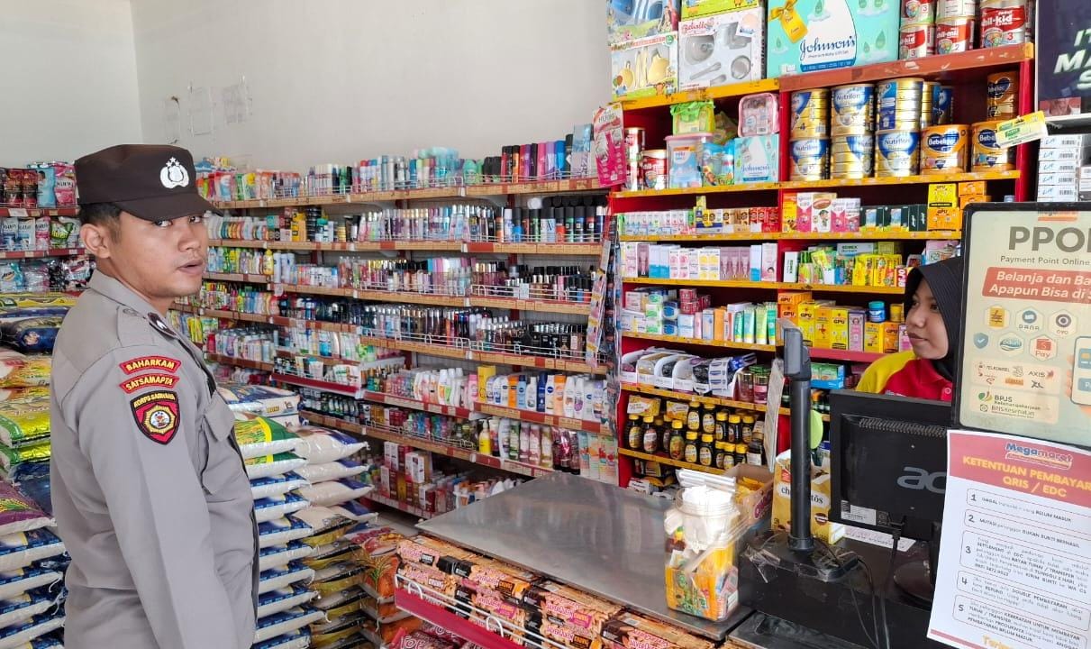 Piket Polsek Patroli kepertokoan diwilkum Polsek Sematu Jaya