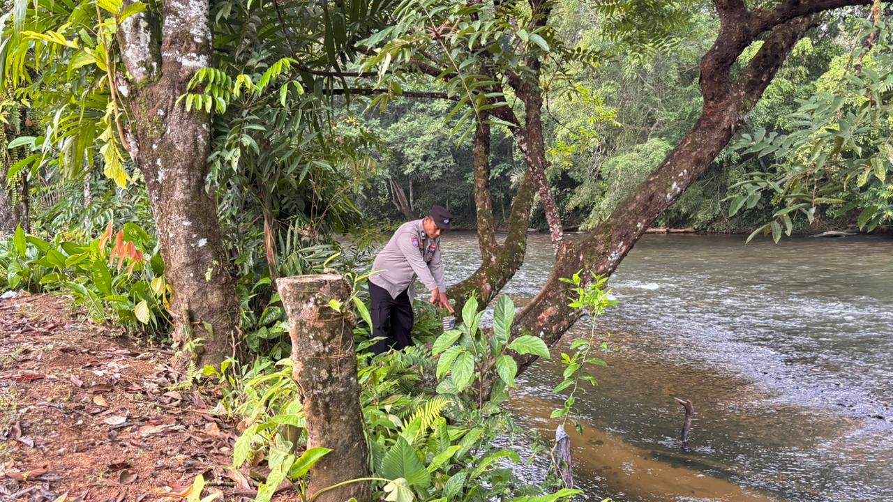 Piket Polsek Delang cek debit air DAS Delang