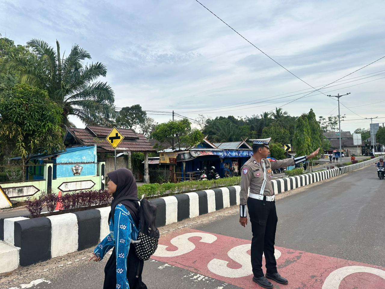 Personil Sat Lantas Lamandau Bantu Menyebrangkan Anak Sekolah