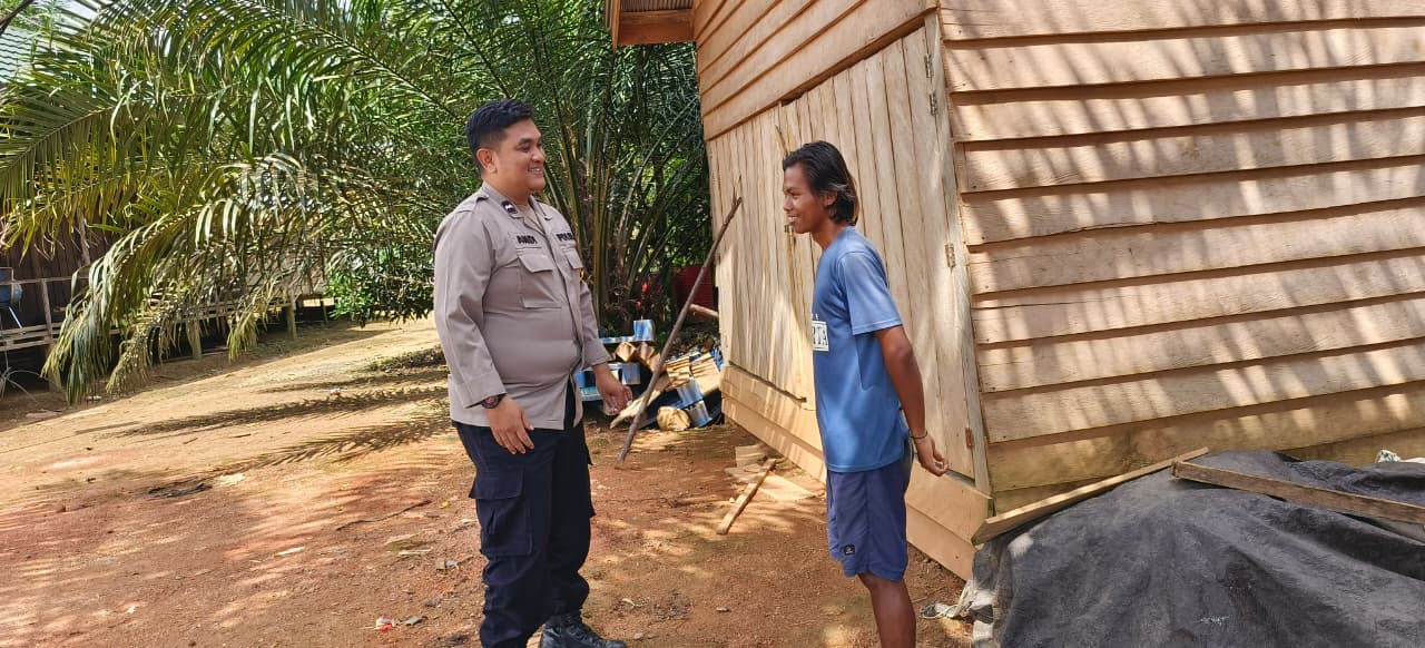 Bhabinkamtibmas Polsek Delang Sambangi Warga Desa, Pererat Silaturahmi dan Sampaikan Pesan Kamtibmas