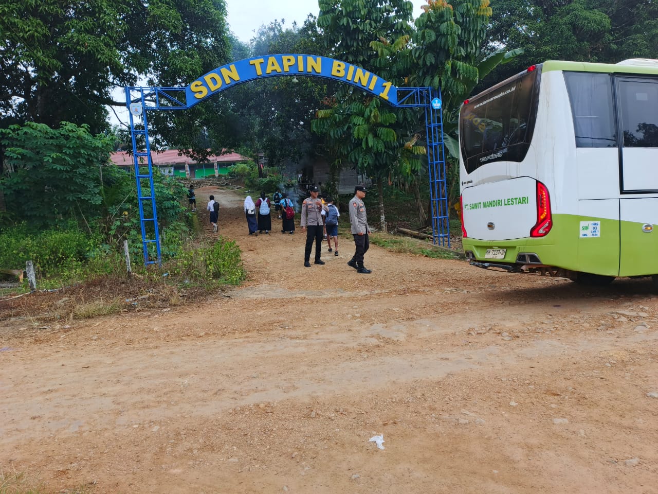 Anggota Polsek lamandau Pengaturan lalu lintas Jalan di Pagi hari