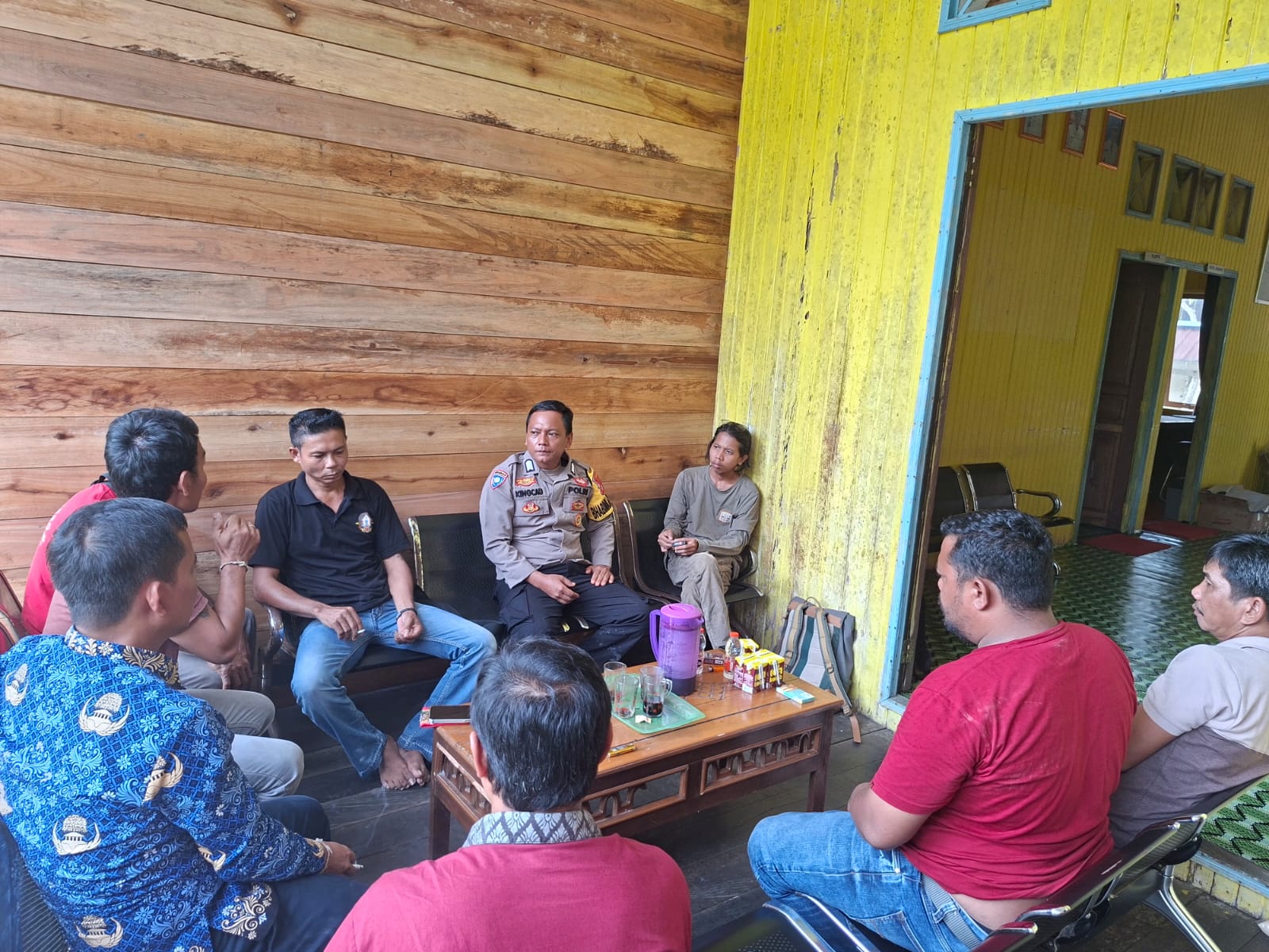 Bhabinkamtibmas Sosialisasikan Layanan Hotline 110 kepada Masyarakat