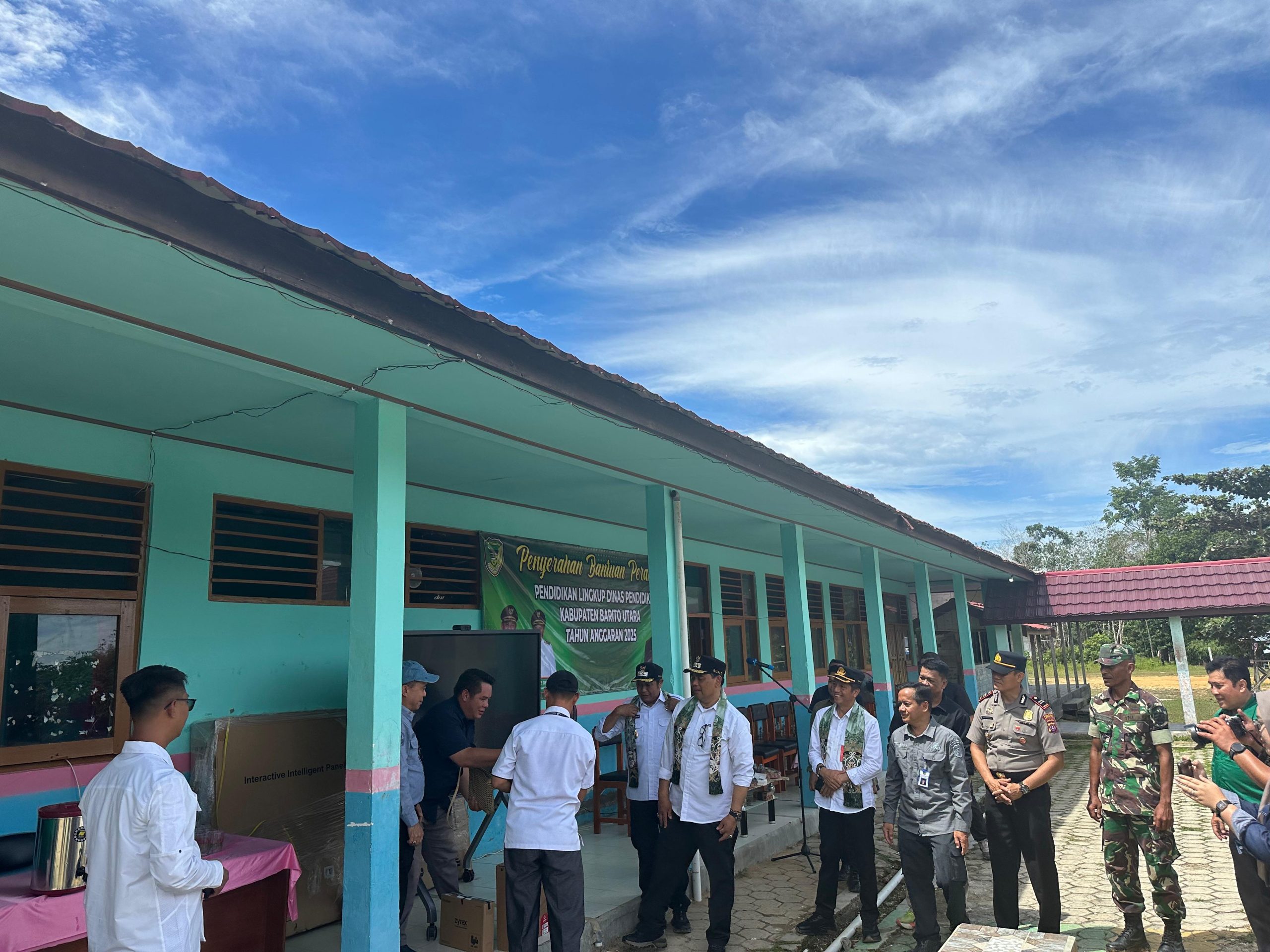 Kapolsek Teweh Timur Hadiri dan Pastikan Pengamanan Kegiatan Pemancangan Tiang Listrik Bupati Barito Utara Berjalan Aman