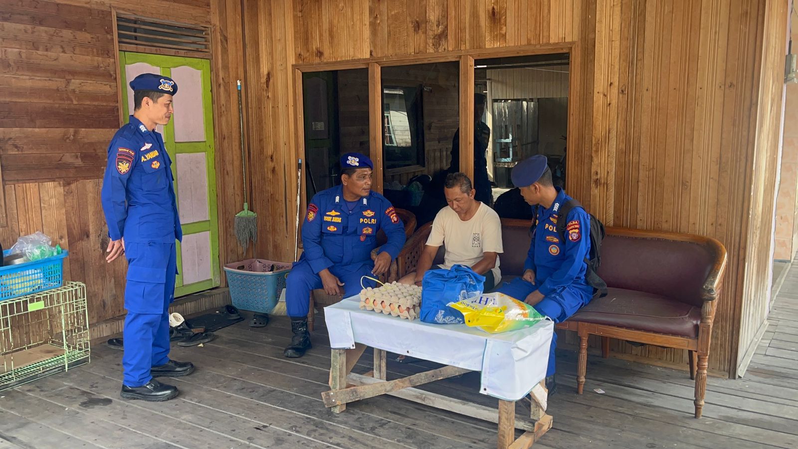 ‎Peduli Masyarakat Dalam Aksi Nyata, Ditpolairud Kembali Bagikan Bansos Di Palangkaraya