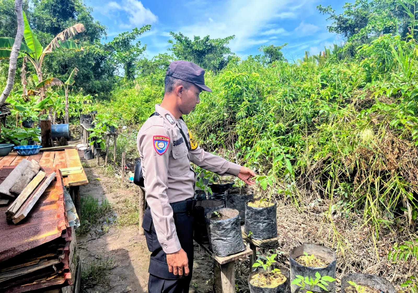 Personil Polsek Katingan Kuala Rutin Melakukan Pengecekan Lokasi Pemanfaatan Lahan Pekarangan Warga