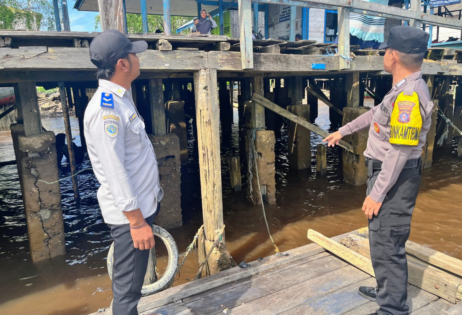 Mencegah Terjadinya Bencana Banjir, Personil Polsek Katingan Kuala Rutin Melakukan Pengecekan Debit Air Di Wilayahnya