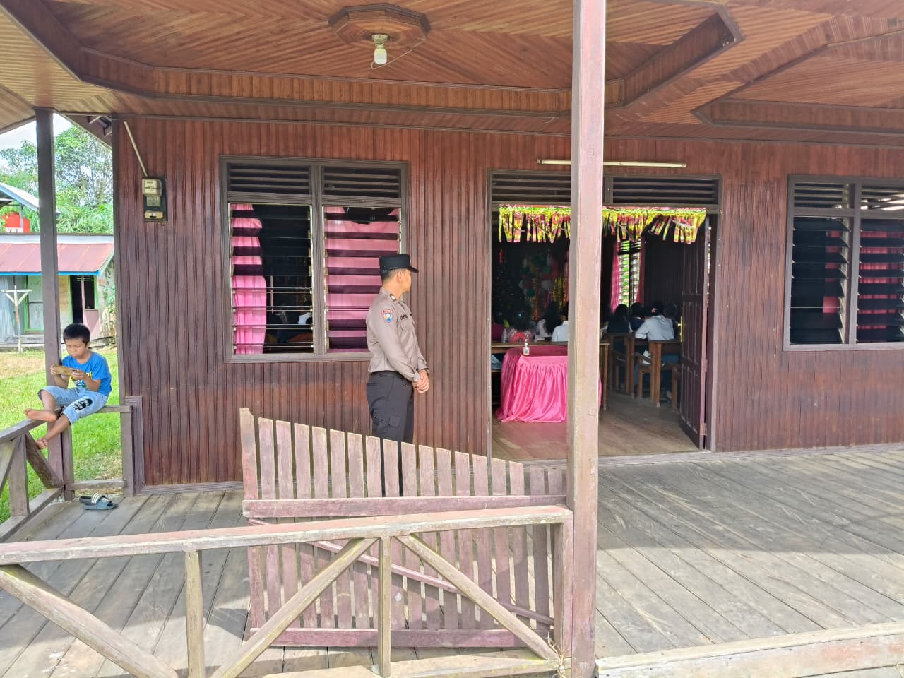 Tingkatkan Sitkamtibmas, Pers Polsek Marikit Laksanakan Pam Ibadah Minggu.