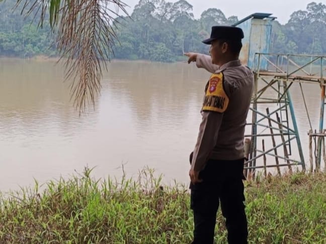 Deteksi Banjir, Polsek Tewang Sangalang Garing dan Pulau Malan Cek Ketinggian Debit Air