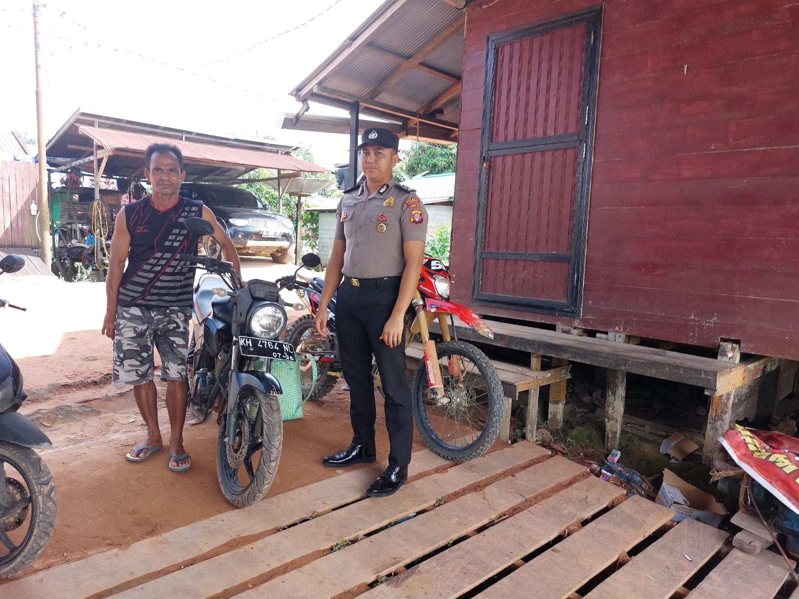Sambang pada warga Tingkatkan Sitkamtibmas yang Kondusif ,Polsek Marikit laksanakan Patroli ke Obvit dan pemukiman warga.