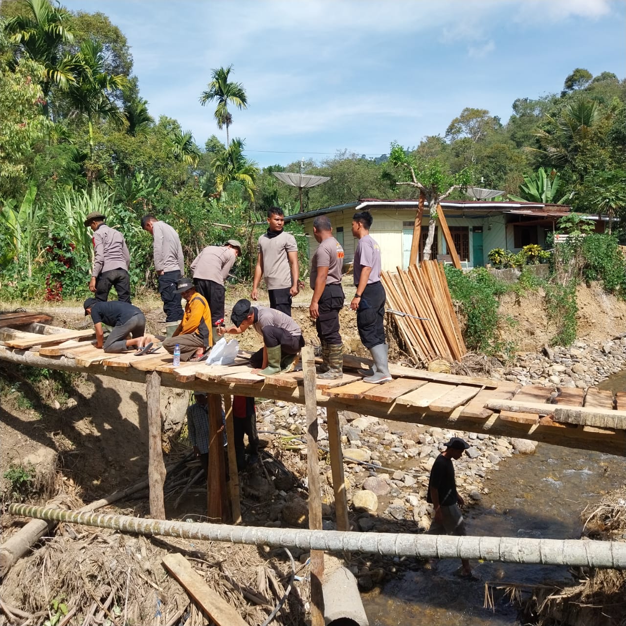 Polri Bersama Masyarakat Bangun Jembatan Darurat, Akses Tiga Kampung di Rusip Antara Kembali Terhubung