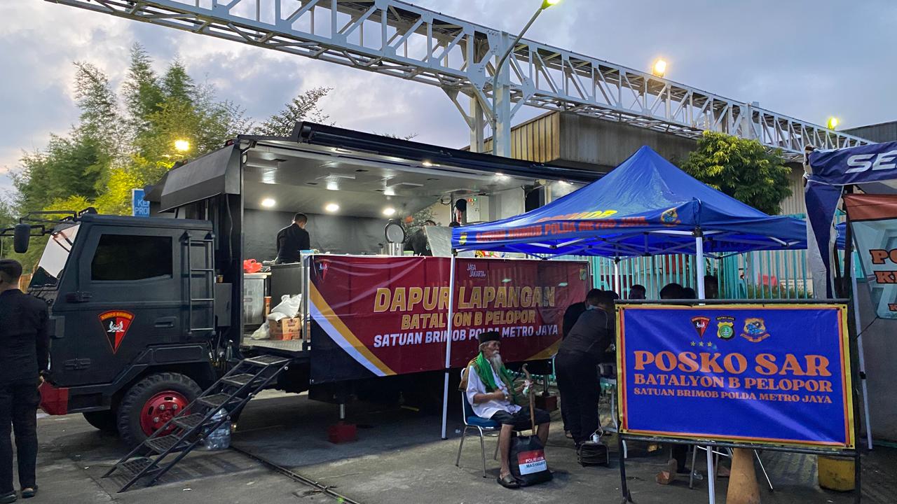 Polri Bergerak Tangani Banjir Cakung, Kerahkan 132 Personel, Perahu Taktis, Kendaraan 4×4, dan Dapur Lapangan Brimob