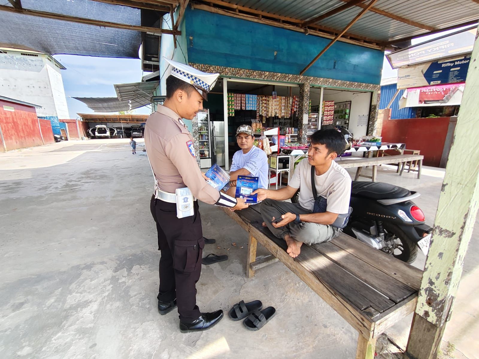 Pembagian Brosur Keselamatan Berlalu Lintas Kepada masyarakat.