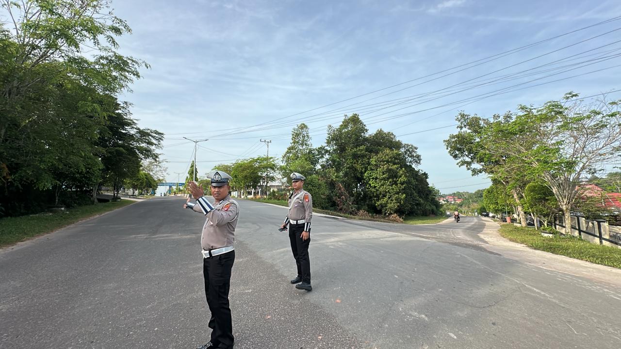 Satuan Lantas Polres lamandau Laksanakan Pengaturan Lalin Pada Pagi hari