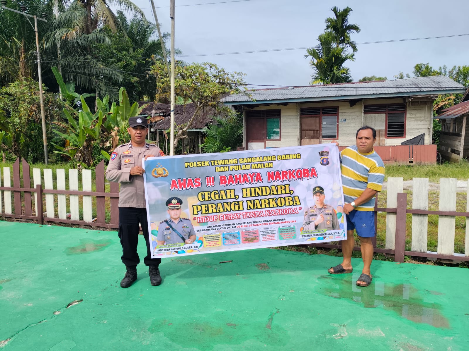 Melalui Media Spanduk, Polsek Tewang Sangalang Garing dan Pulau Malan Imbau Warga Tidak Terjerumus Penyalahgunaan Narkoba.