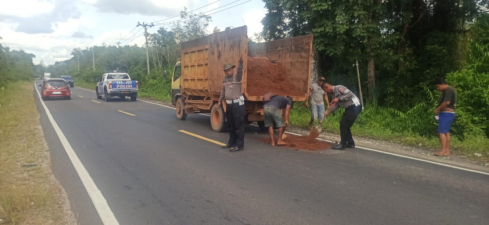 Demi Keselamatan Pengendara, Satlantas Polres Katingan Tambal Jalan Berlubang