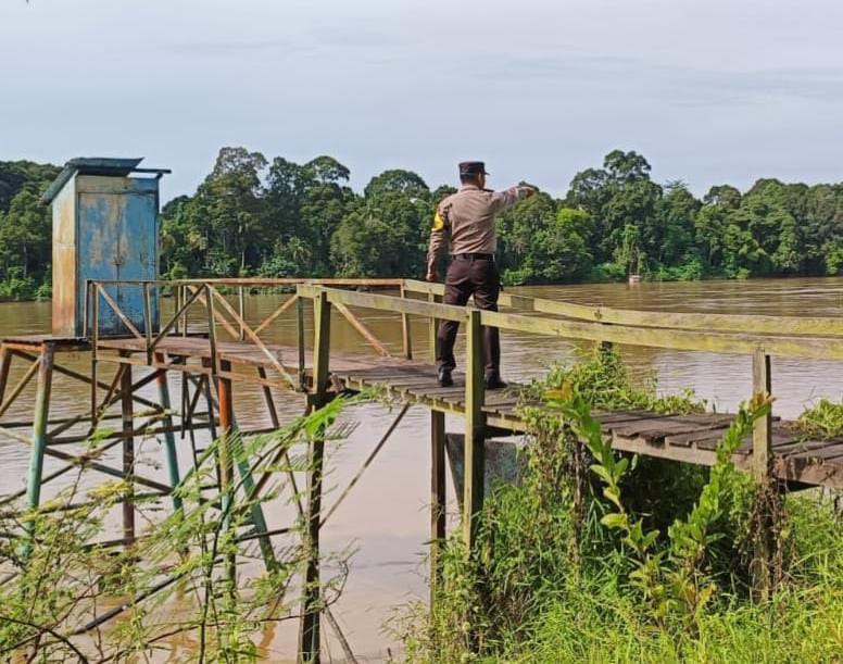 Deteksi Banjir, Polsek Tewang Sangalang Garing dan Pulau Malan Cek Ketinggian Debit Air