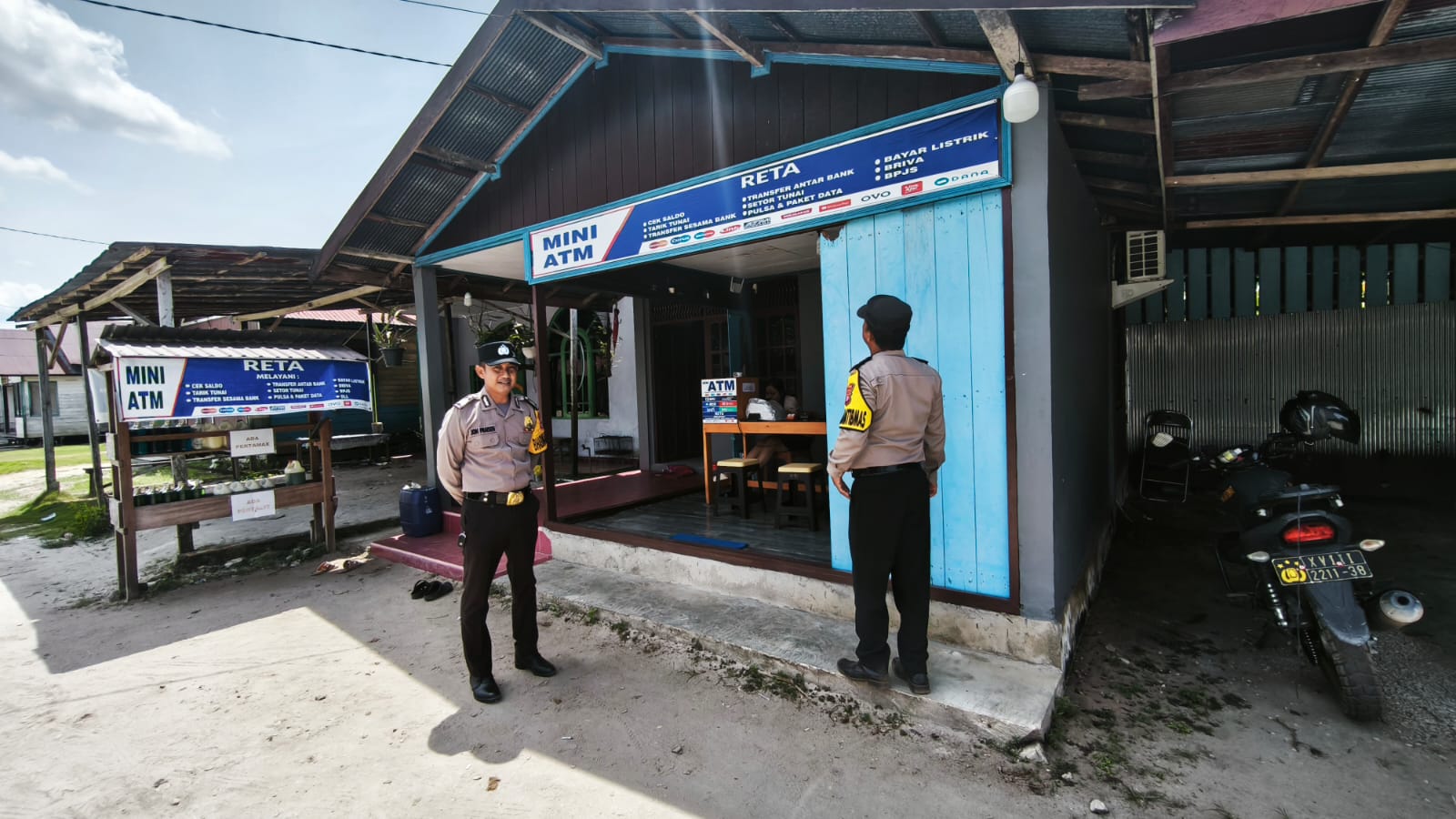 Rutin Patroli Dialogis, Polsek Tewang Sangalang Garing dan Pulau Malan Sampaikan Imbauan Kepada Warga.