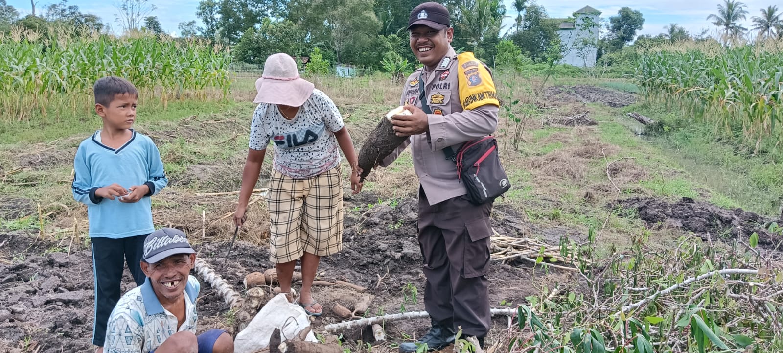 Dalam Rangka Mendukung Program Pemerintah, Bhabinkamtibmas Desa Teluk Sebulu Polsek Mendawai Cek Lokasi Pemanfaatan Lahan Pekarangan Warga