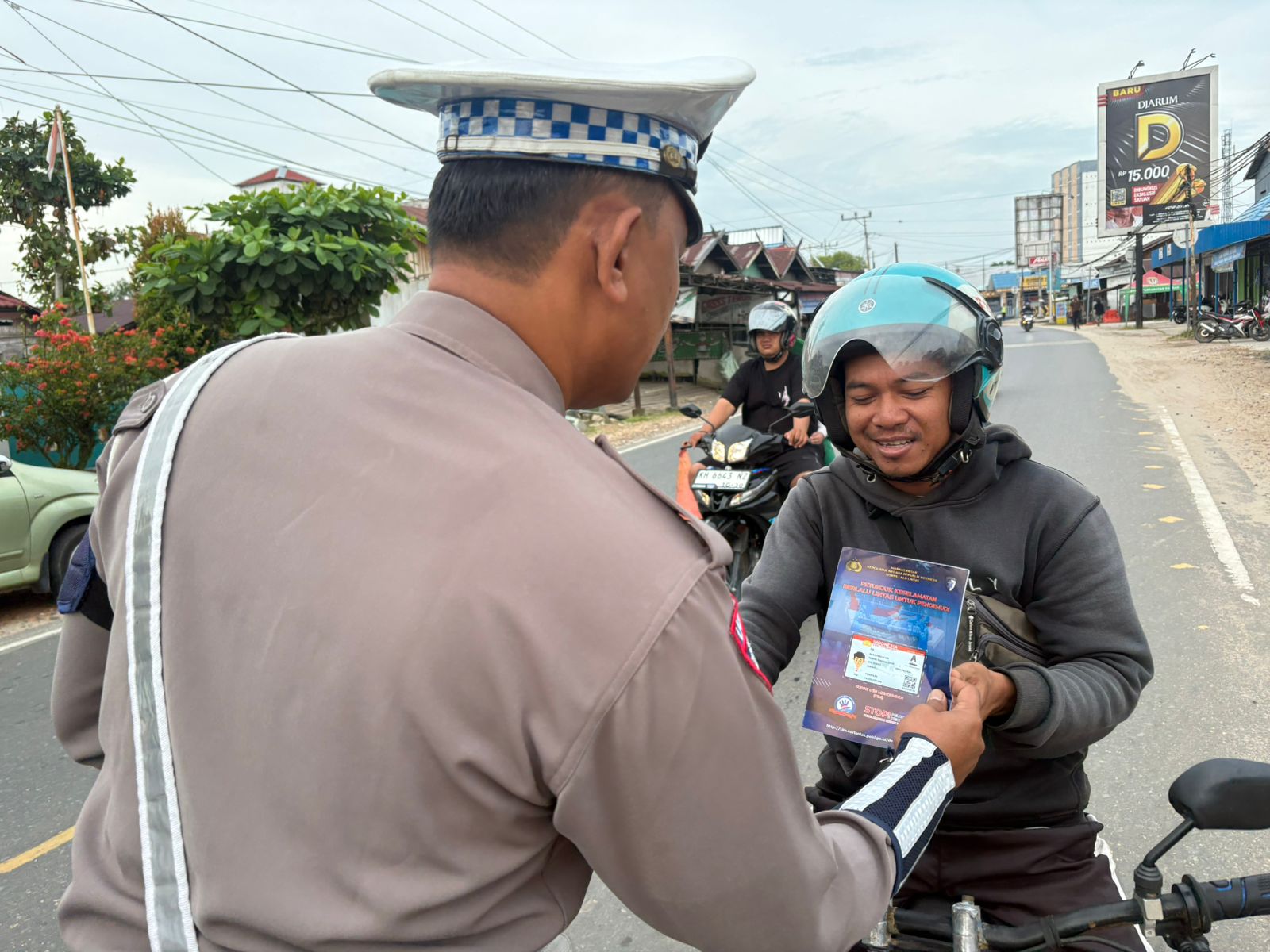 Pembagian Brosur Keselamatan Berlalu Lintas Kepada masyarakat.