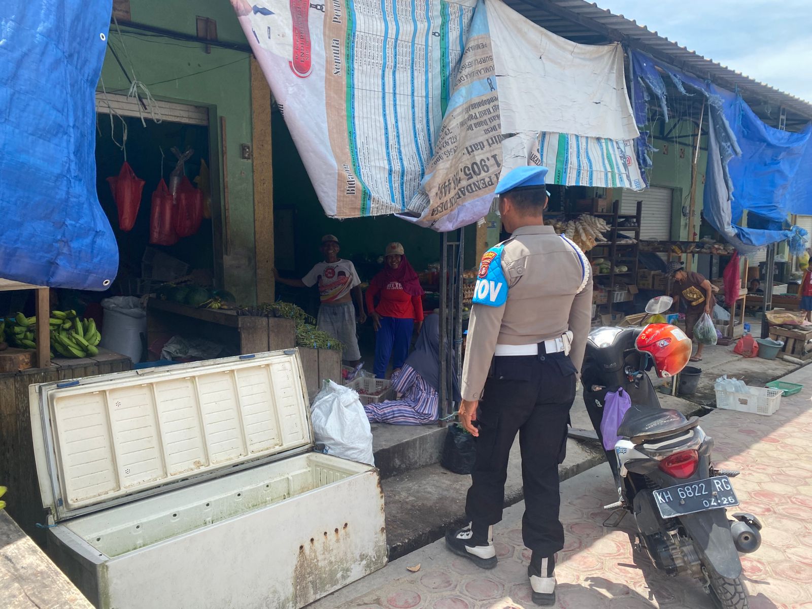 Piket Polsek Sambangi dan Silaturahmi Ke Pedagang