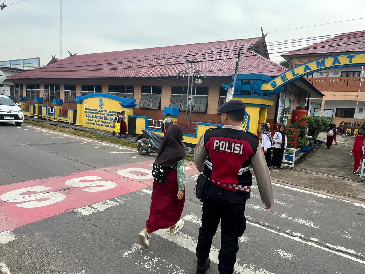 Ciptakan Keamanan Lalu Lintas, Samapta Polres Lamandau Bantu Anak Sekolah Menyeberang Jalan