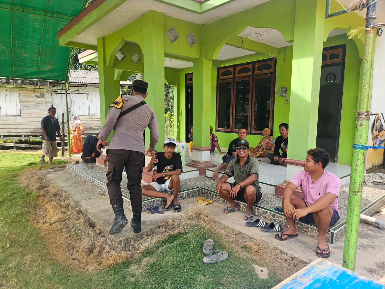 Bhabinkamtibmas Lakukan Sambang Warga dan Kenalkan Layanan Pengaduan 110