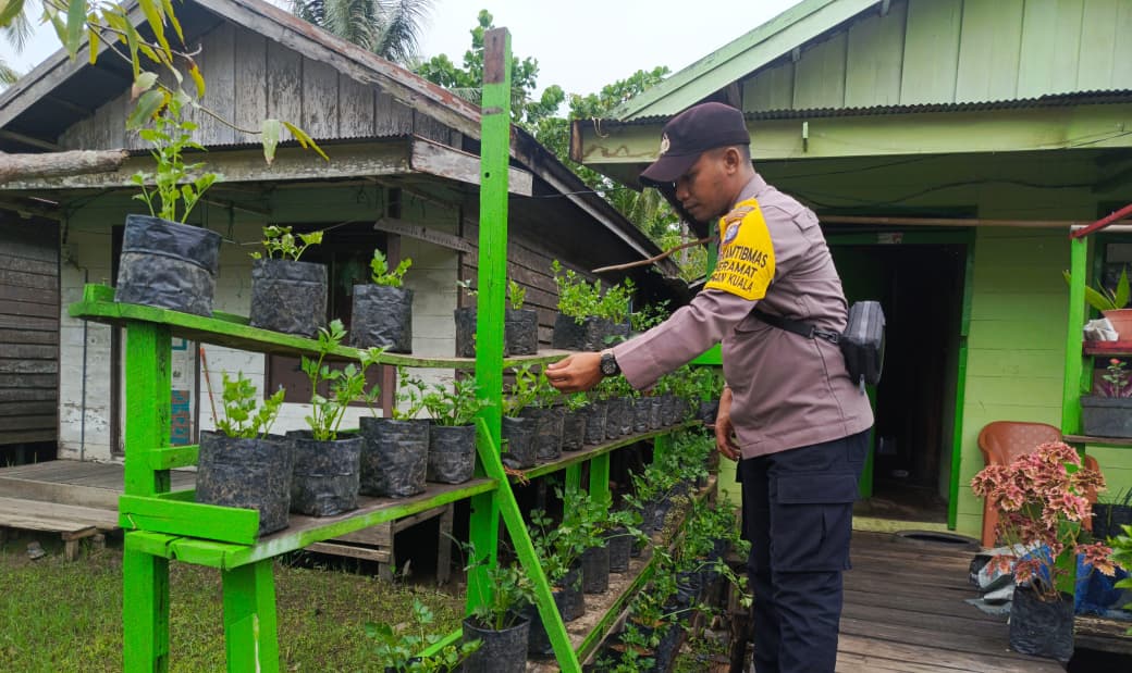 Bhabinkamtibmas Polsek Katingan Kuala cek lokasi pemanfaatan pekarangan rumah warga binaan