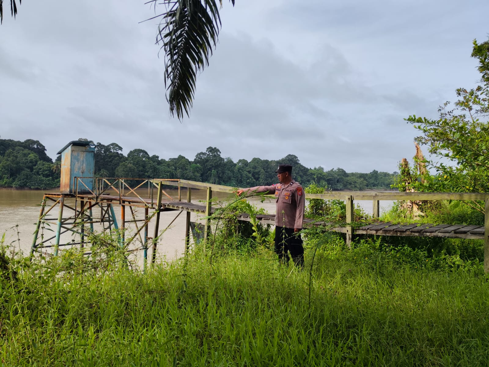 Deteksi Banjir, Polsek Tewang Sangalang Garing dan Pulau Malan Cek Ketinggian Debit Air