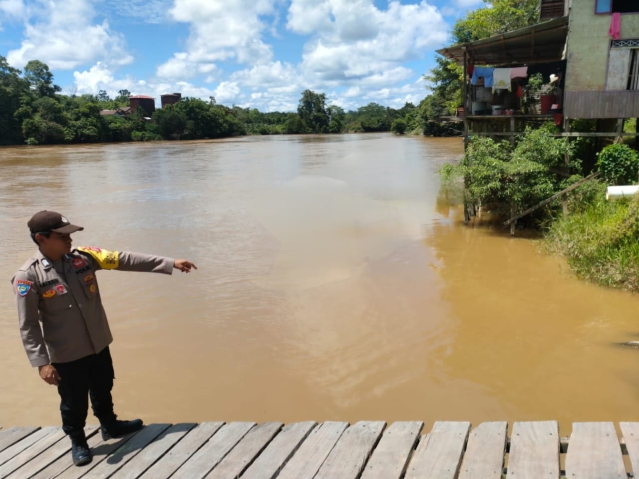 Polsek Marikit Pantau Situasi ketinggian Debit air di Das Katingan untuk antisipasi bencana Banjir.