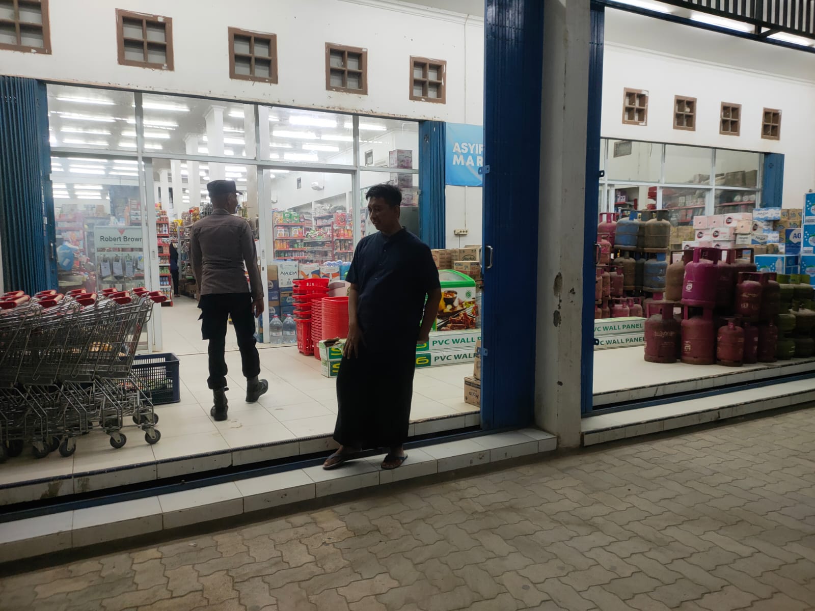 Piket Polsek Patroli kepertokoan diwilkum Polsek Sematu Jaya