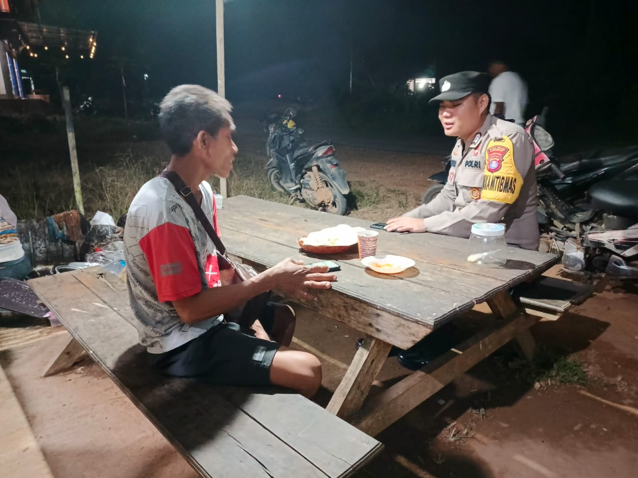 Personel Piket Polsek Sambangi Masyarakat, Pererat Silaturahmi dan Sampaikan Pesan Kamtibmas