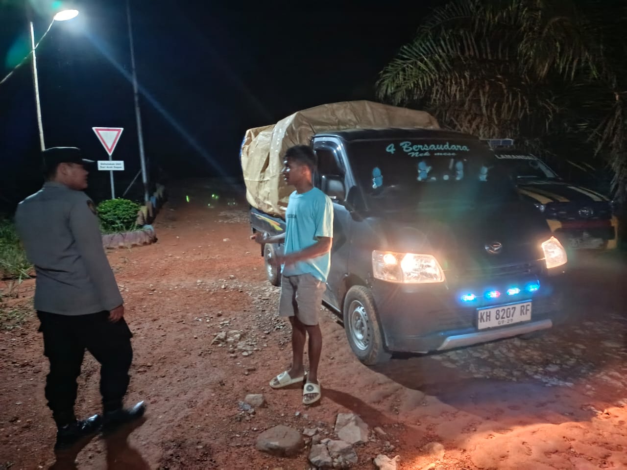 Piket Polsek Sambangi Warga yang sedang Berkendara agar Lebih Berhati-hati di Jalan