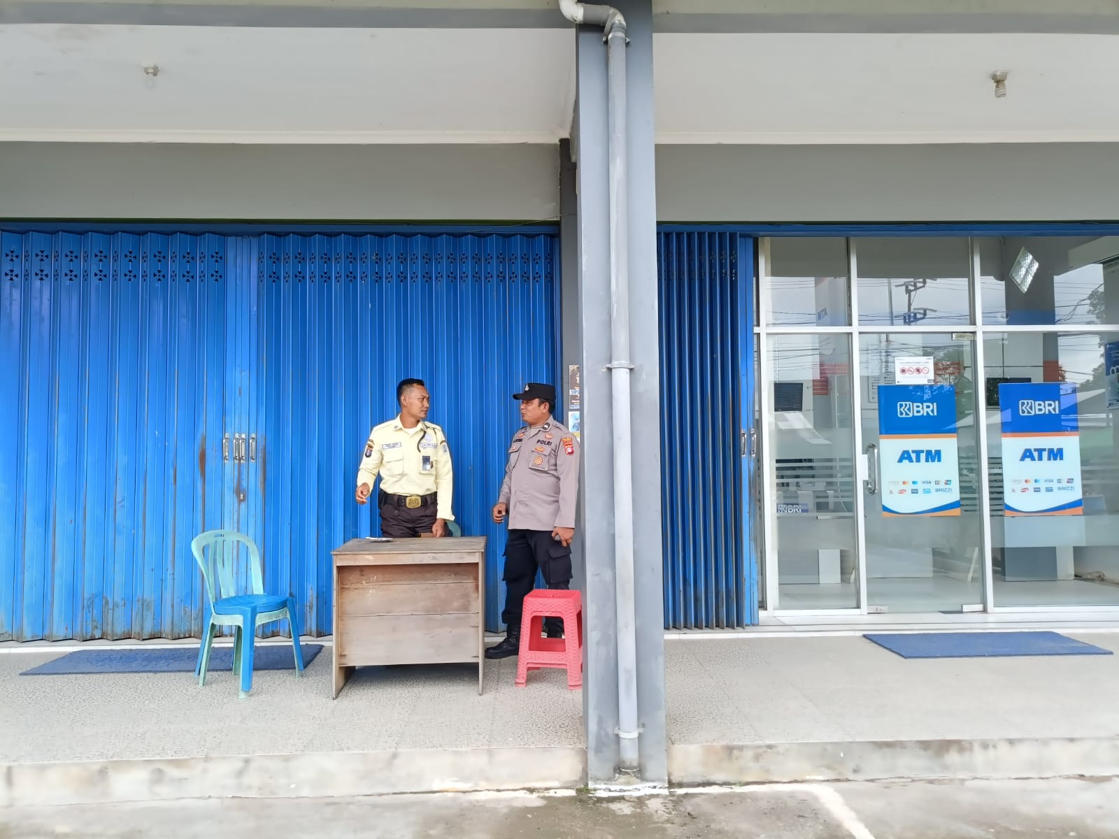 Polsek Bulik Patroli Sambangi Satpam Bank, Pastikan Keamanan Tetap Kondusif