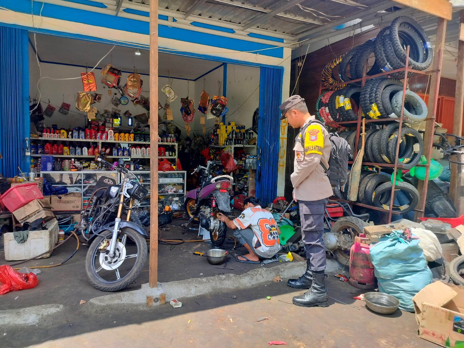 Piket Polsek Delang Jalin Kedekatan dengan Masyarakat di Tengah Aktivitas