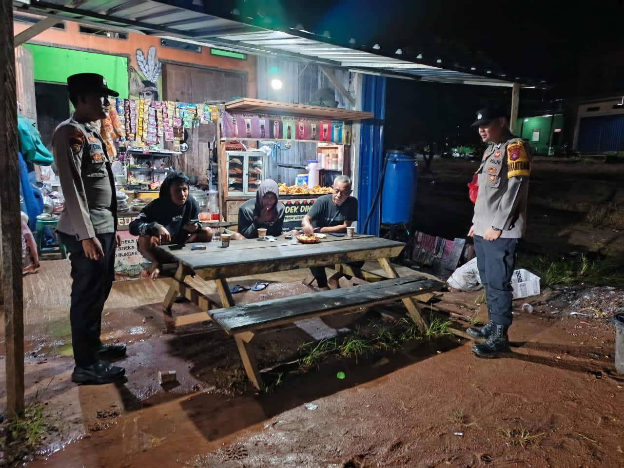 Personel Piket Polsek Lamandau Sambangi Warga, Berikan Imbauan untuk Menjauhi Judi Online