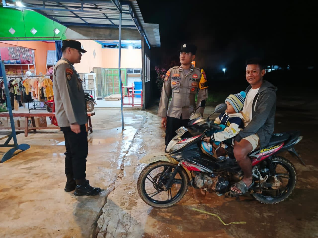 Piket Polsek Sambangi Warga yang sedang Berkendara agar Lebih Berhati-hati di Jalan