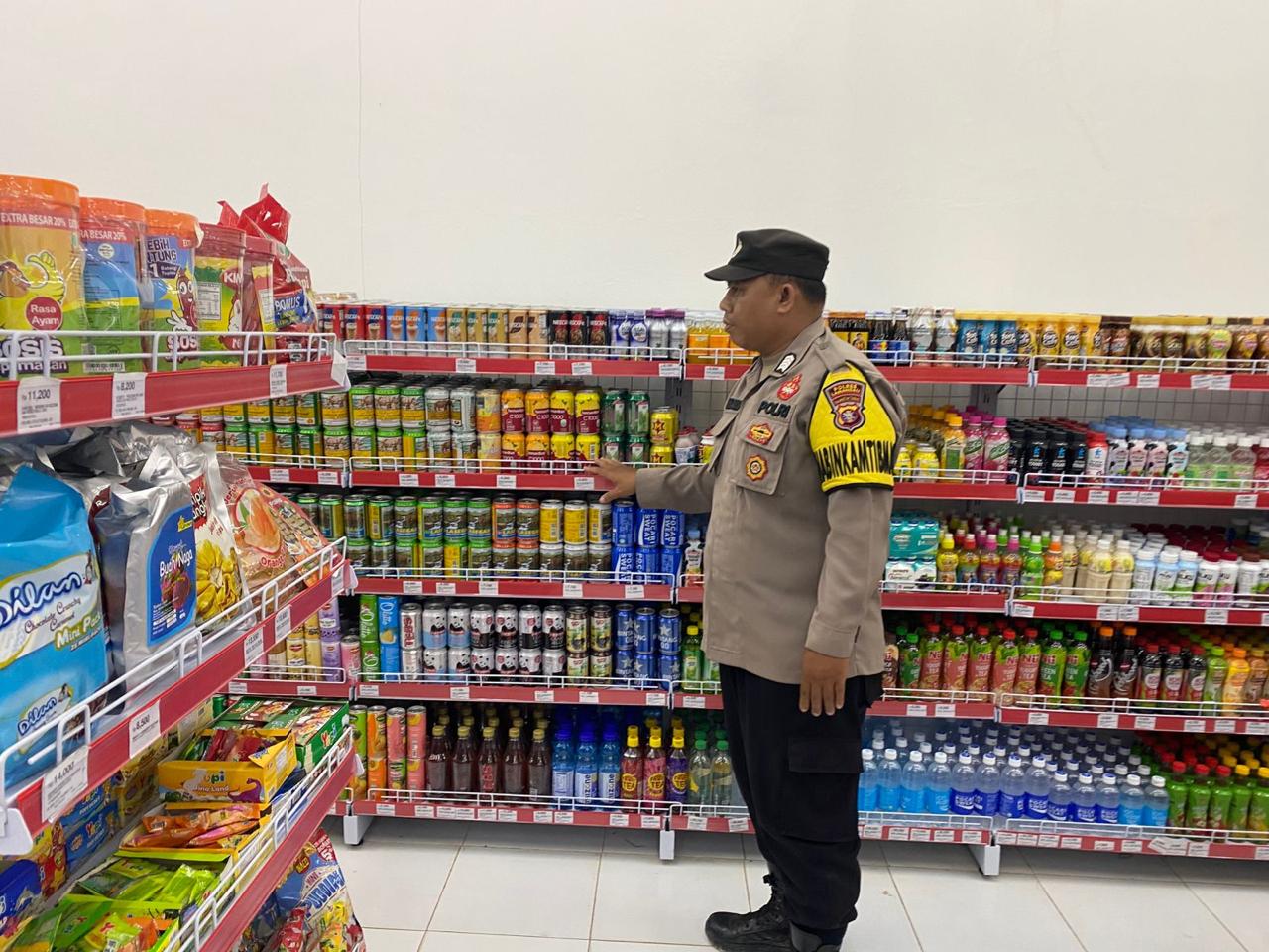 Cegah Gangguan Kamtibmas, Piket Polsek Sematu Jaya Patroli ke Pertokoan